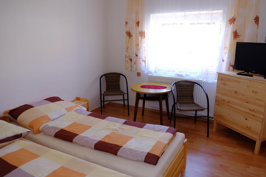 Ubytovani U Maminky Pension Lednice Buitenkant foto